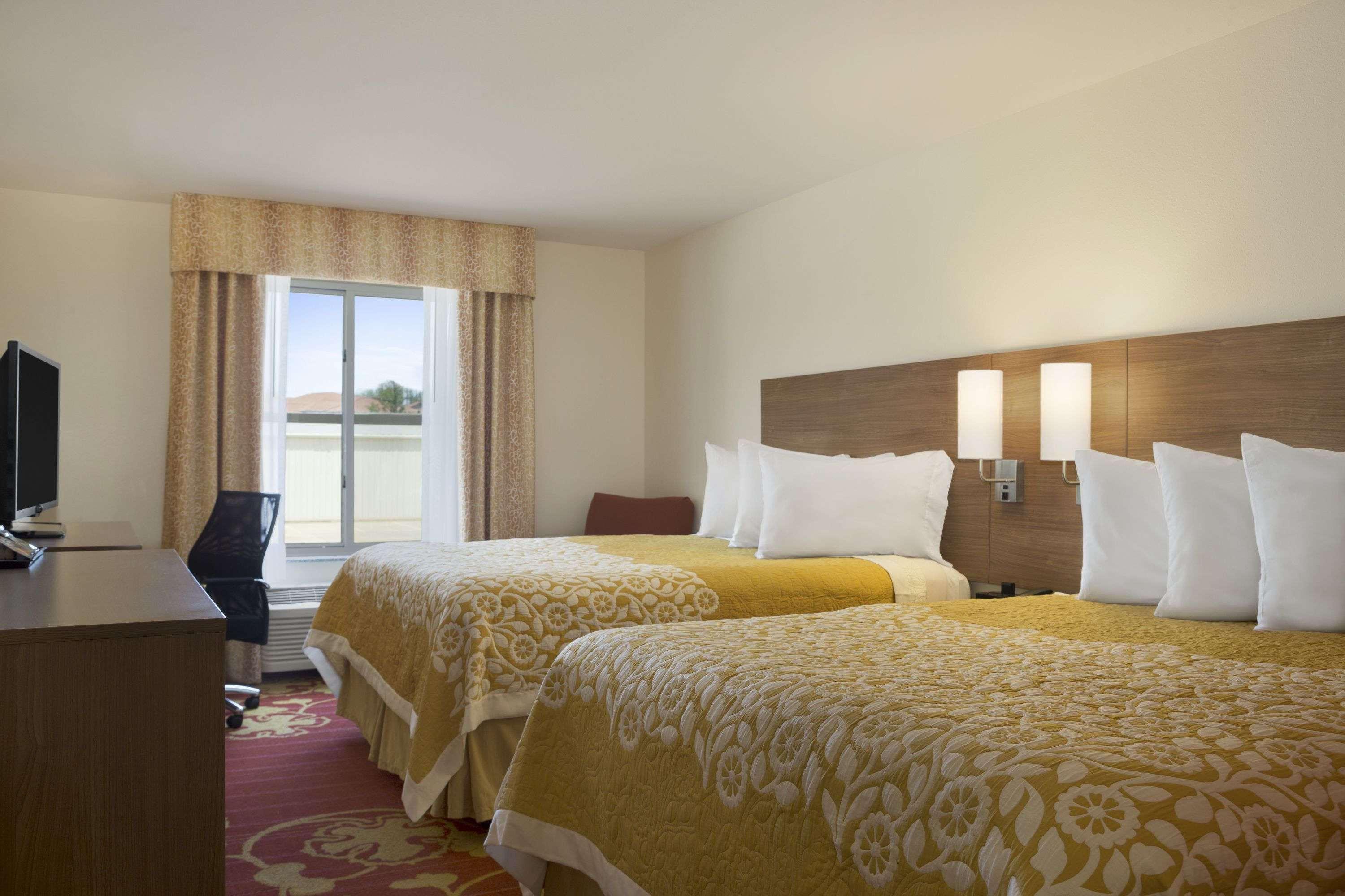 Days Inn & Suites By Wyndham Belmont Екстер'єр фото