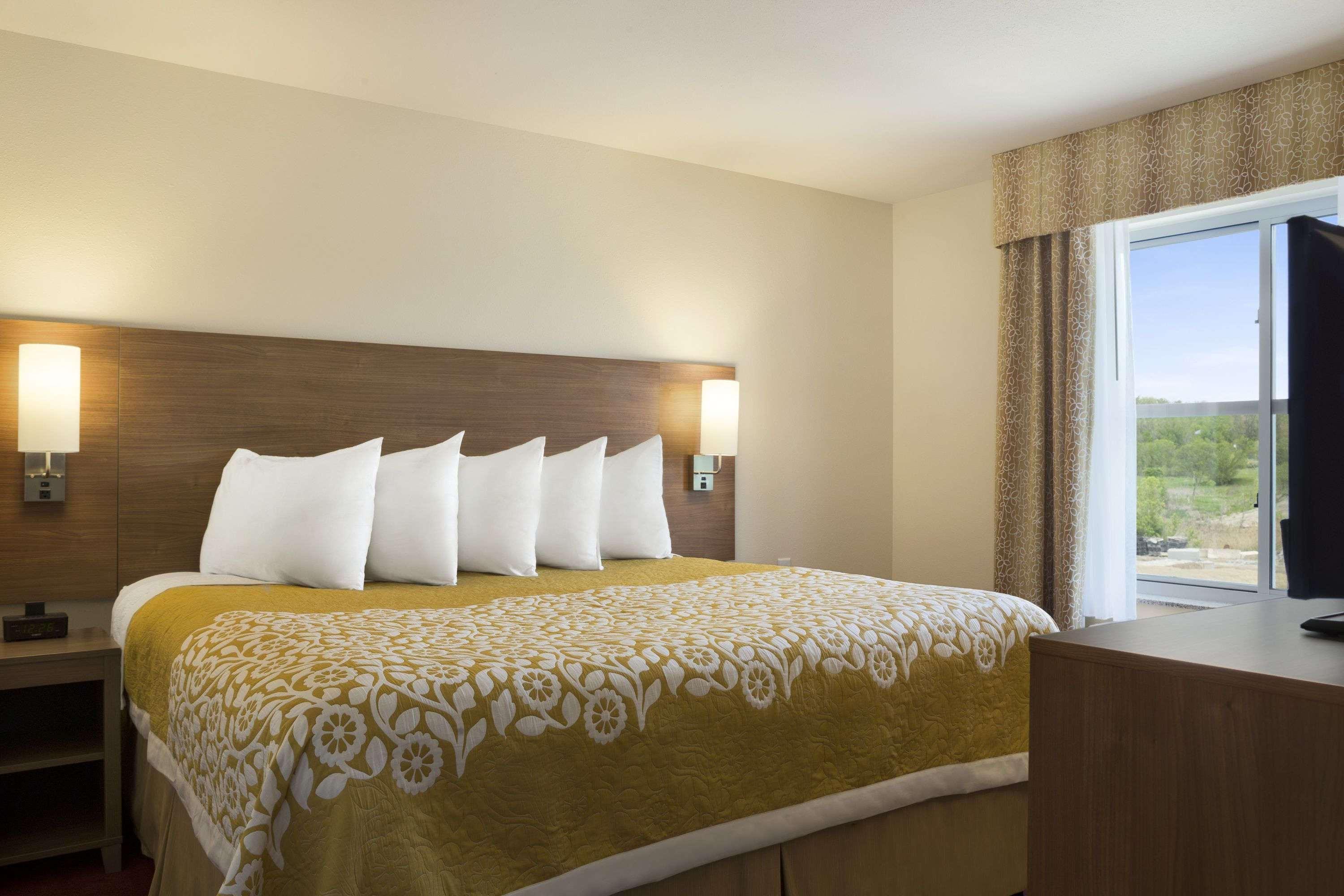 Days Inn & Suites By Wyndham Belmont Екстер'єр фото