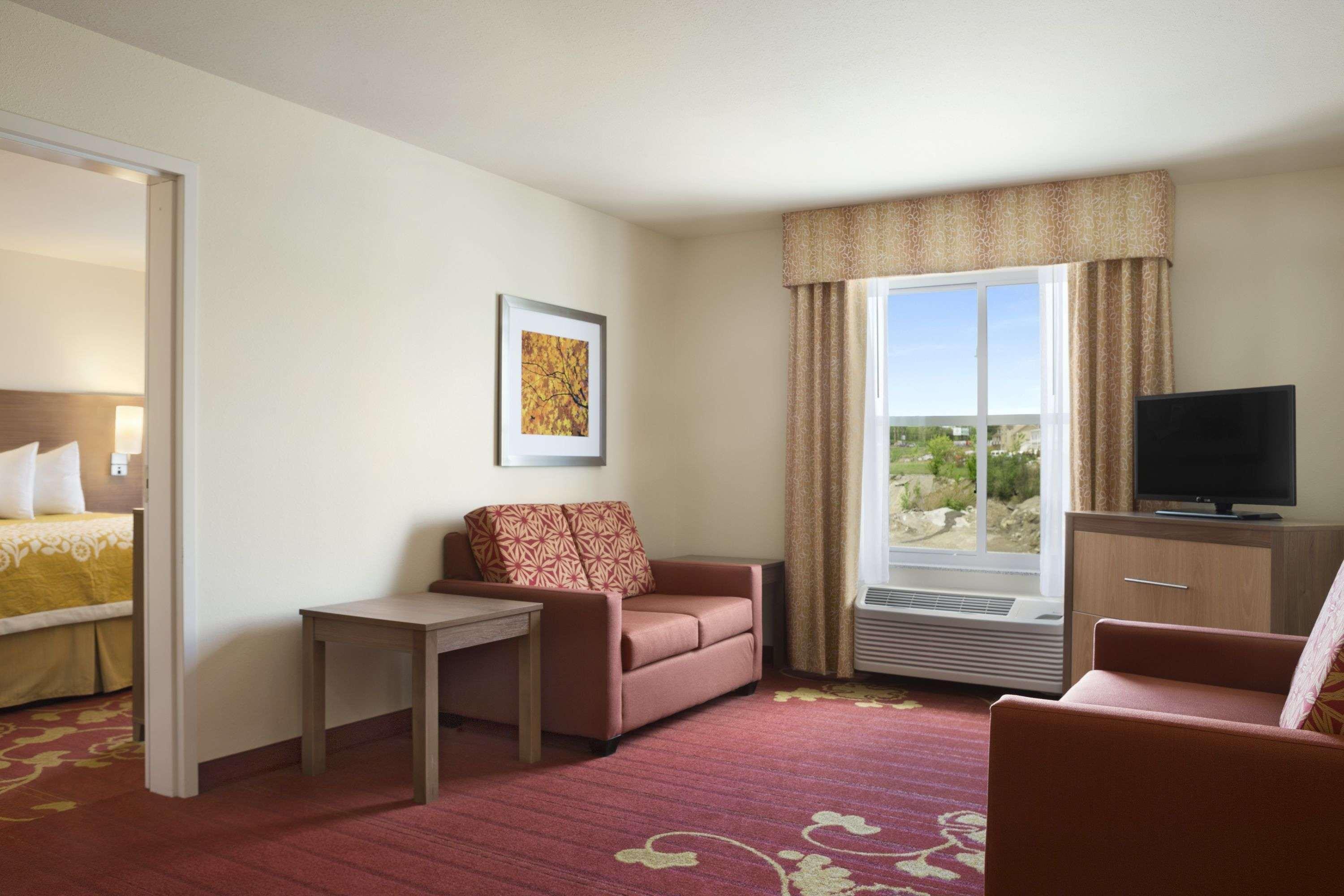 Days Inn & Suites By Wyndham Belmont Екстер'єр фото