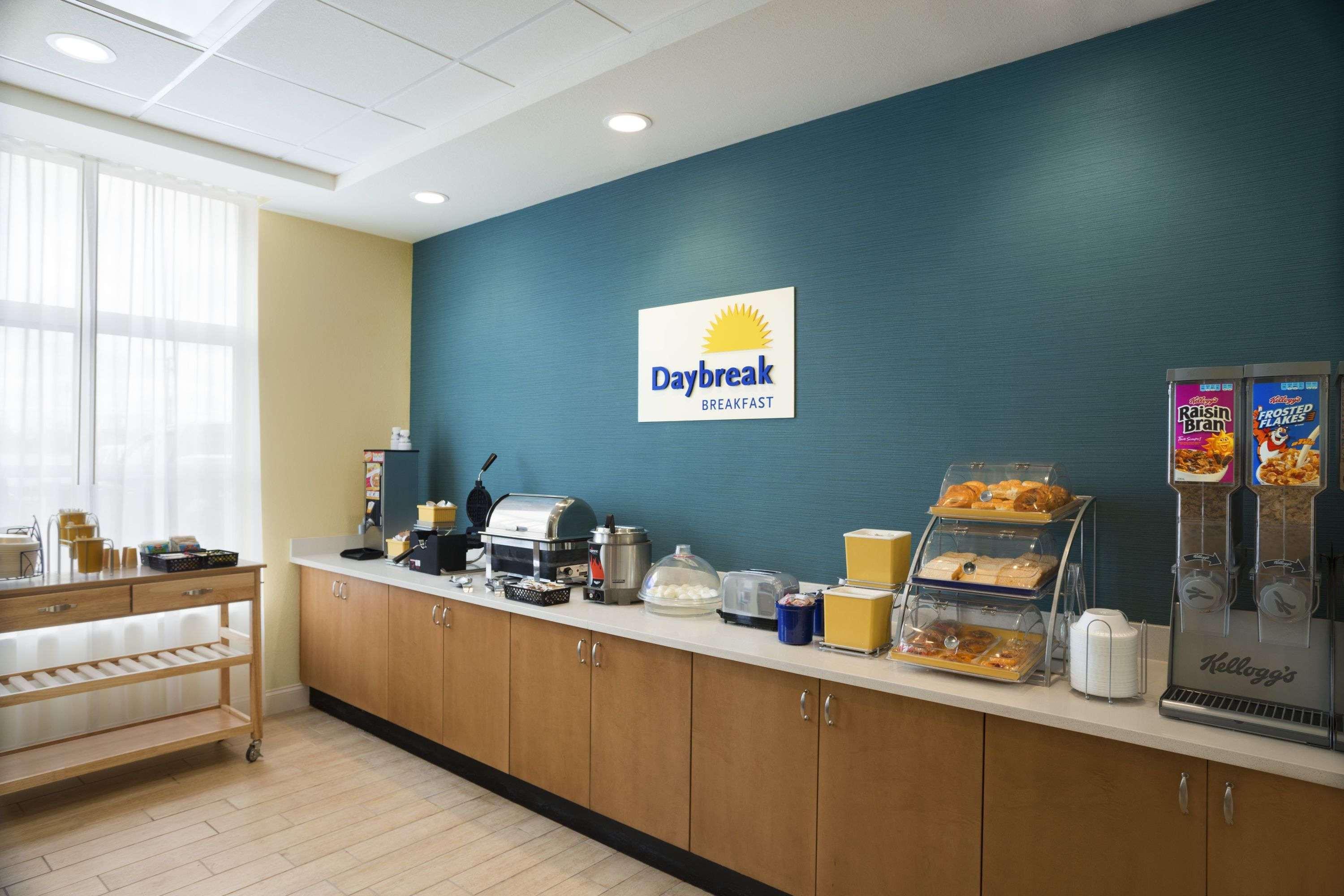 Days Inn & Suites By Wyndham Belmont Екстер'єр фото