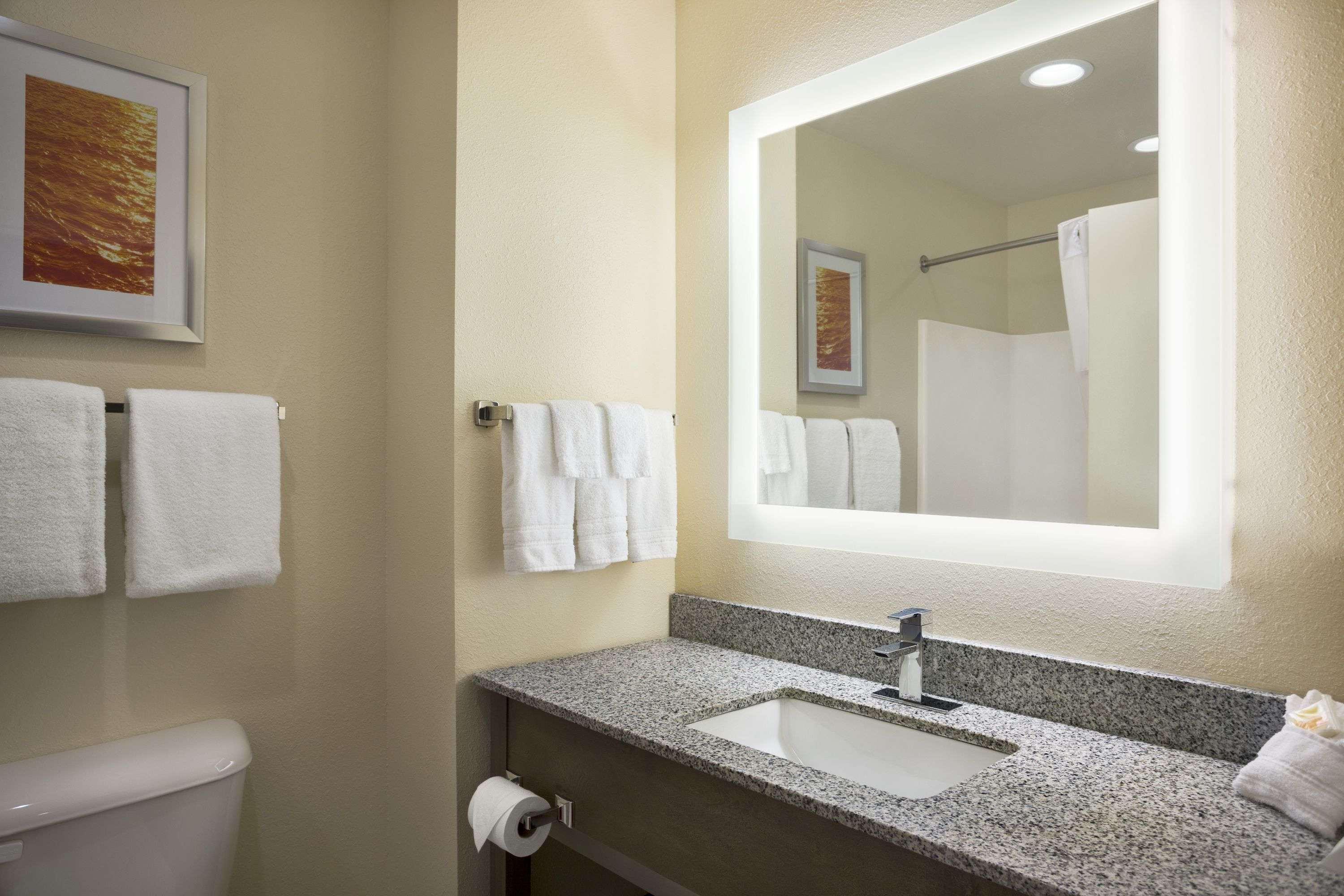 Days Inn & Suites By Wyndham Belmont Екстер'єр фото