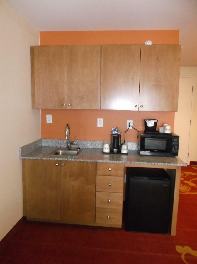Days Inn & Suites By Wyndham Belmont Екстер'єр фото